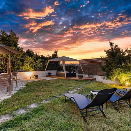 Semesterbostad Mi Casa - Serene Garden Retreat, 2 Bedroom House